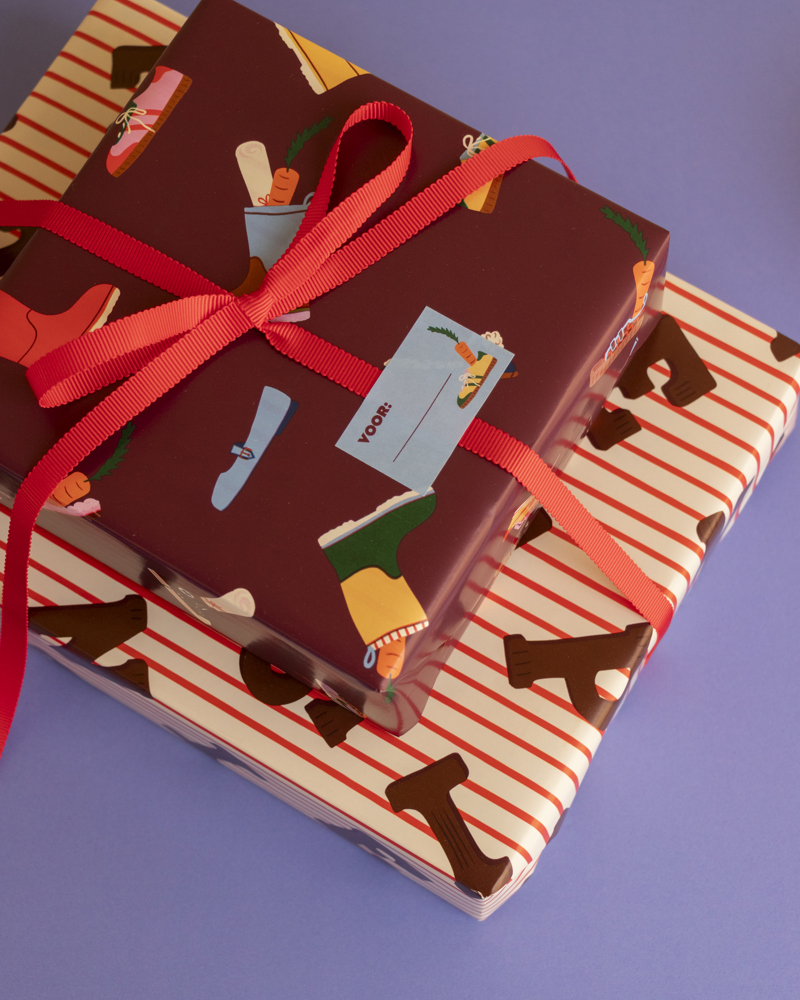 Twee ingepakte sinterklaas cadeau's met een rode strik, één met kleurrijke schoenen en de ander met een gestreept patroon. Achtergrond is paars.